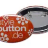 ovaler Button mit Sicherheitsnadel