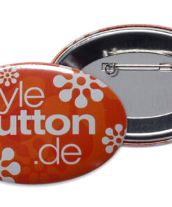 ovaler Button mit Sicherheitsnadel