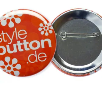Buttons 56 mm mit Sicherheitsnadel