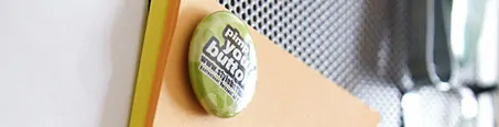 Supermagnet im Einsatz: 40 Blätter einer Zettelbox am Pinboard supermagnet Buttons 25 mm mit Supermagnet