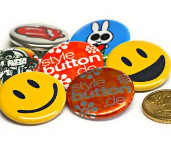 32 mm Buttons im Größenvergleich zu einer 50 Cent Münze