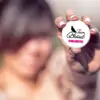 Freundin hält einen Button zum Junggesellinnenabschied in der Hand: Mod. #6 mit Taube