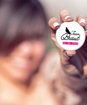 Freundin hält einen Button zum Junggesellinnenabschied in der Hand: Mod. #6 mit Taube