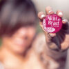 Frau mit JGA Button Nr. 8 in der Hand
