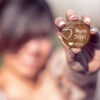 Hochzeitsanstecker Wooden Heart in Hand