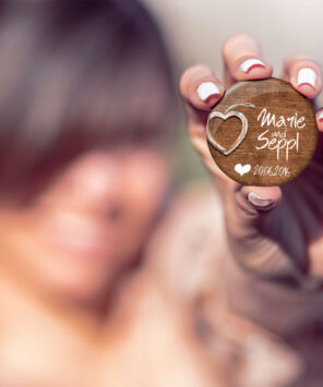 Hochzeitsanstecker Wooden Heart in Hand