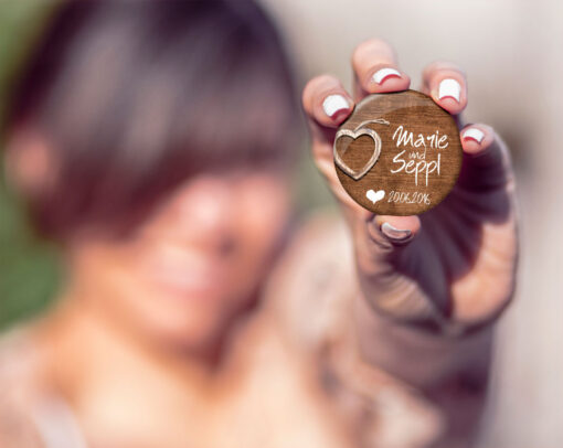 Hochzeitsanstecker Wooden Heart in Hand