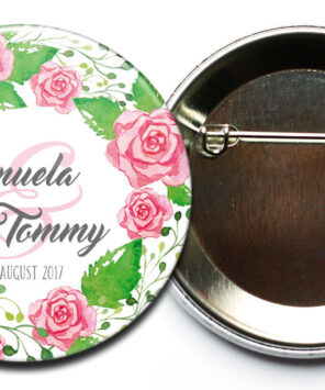 personalisierter Hochzeits-Button mit Rosengesteck mit Sicherheitsnadel