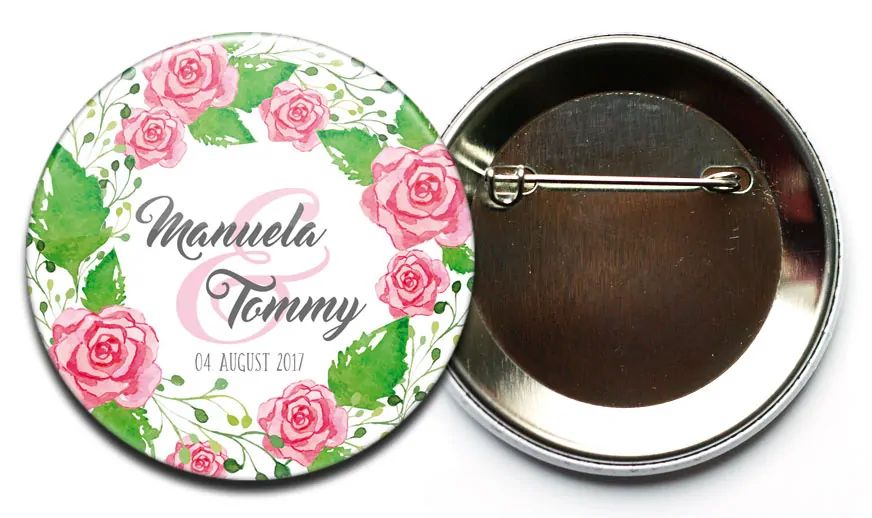 personalisierter Hochzeits-Button mit Rosengesteck mit Sicherheitsnadel