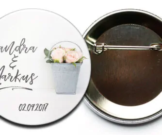 Hochzeit Button 37: Rosen in Zinkeimer mit Personalisierung; mit Nadel