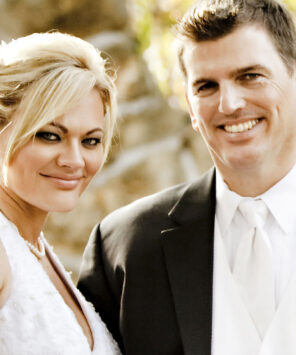 Brautpaar mit Hochzeit Button Wooden Heart