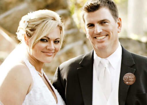 Brautpaar mit Hochzeit Button Wooden Heart
