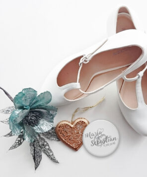 Lovely Wedding Hochzeitsanstecker neben Brautschuhen