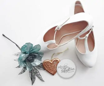 Lovely Wedding Hochzeitsanstecker neben Brautschuhen
