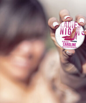 Ansteckbutton Frauen Mod. 22 Frau hält Button in der Hand