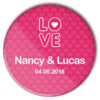 Hochzeit-Button Love: das pinkfarbene Modell 44 überzeugt mit seinem grafischen LOVE-Schriftzug und der Individualisierung