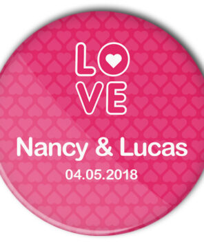 Hochzeit-Button Love: das pinkfarbene Modell 44 überzeugt mit seinem grafischen LOVE-Schriftzug und der Individualisierung