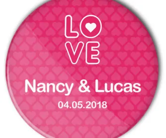 Hochzeit-Button Love: das pinkfarbene Modell 44 überzeugt mit seinem grafischen LOVE-Schriftzug und der Individualisierung