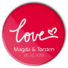 Hochzeit-Button 45 red Love: roter Buttons mit "Love"-Schriftzug, Name von Braut und Bräutigam und Traudatum personalisiert