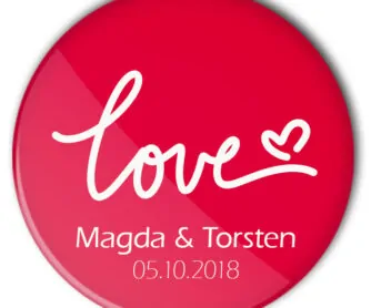 Hochzeit-Button 45 red Love: roter Buttons mit "Love"-Schriftzug, Name von Braut und Bräutigam und Traudatum personalisiert
