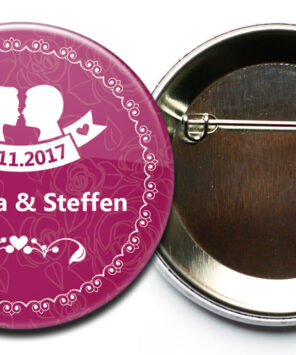 Hochzeits-Button #47 zugewandt mit Nadel als Verschluss