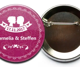 Hochzeits-Button #47 zugewandt mit Nadel als Verschluss