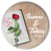 Hochzeitsbutton 46 mit Terminplaner und roter Rose auf Tisch: individualisiert