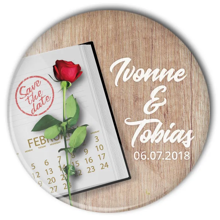 Hochzeitsbutton 46 mit Terminplaner und roter Rose auf Tisch: individualisiert