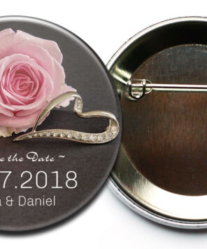 Save the Date Button 41 mit Rose und Diamant besetztem Ring; Befestigung: Sicherheitsnadel