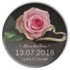 Save the Date Button 41: Rose, diamantbesetzter Ring; personalisiert mit Namen und Trauungs-Datum