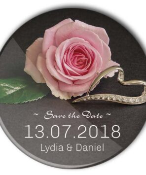 Save the Date Button 41: Rose, diamantbesetzter Ring; personalisiert mit Namen und Trauungs-Datum