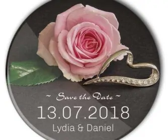 Save the Date Button 41: Rose, diamantbesetzter Ring; personalisiert mit Namen und Trauungs-Datum