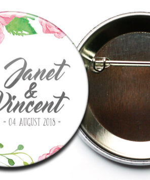 Der Hochzeitsbutton #38 wird mit einer Sicherheitsnadel befestigt. Optional sind andere Befestigungen möglich.