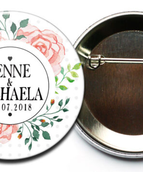 Hochzeitsbutton Mod. 39: Rosenbukett mit Name von Braut und Bräutigam bedruckt; mit Sicherheitsnadel
