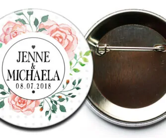 Hochzeitsbutton Mod. 39: Rosenbukett mit Name von Braut und Bräutigam bedruckt; mit Sicherheitsnadel