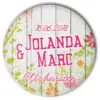 Hochzeitsbutton Modell 40 florales Motiv auf weiß lasiertem Holzuntergrund: personalisiert