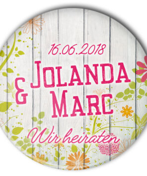 Hochzeitsbutton Modell 40 florales Motiv auf weiß lasiertem Holzuntergrund: personalisiert