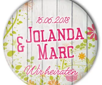 Hochzeitsbutton Modell 40 florales Motiv auf weiß lasiertem Holzuntergrund: personalisiert