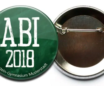 Abi Button 1 Sicherheitsnadel scaled Abi-Button #1 Schultafel