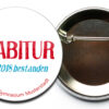 Abi Button 4 mit Sicherheitsnadel und Aufdruck des Gymnasiums