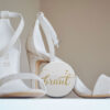 Brautschuhe mit Brautbutton Motiv 27 goldene Schrift auf altweißem Untergrund