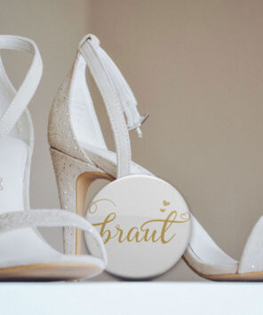 Brautschuhe mit Brautbutton Motiv 27 goldene Schrift auf altweißem Untergrund