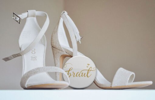 Brautschuhe mit Brautbutton Motiv 27 goldene Schrift auf altweißem Untergrund