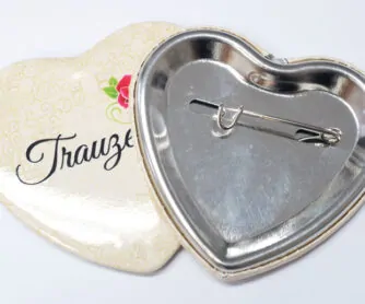 Trauzeugebutton mit Sicherheitsnadel