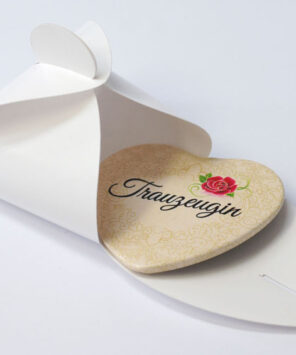 Trauzeugin-Button in Faltschachtel verpackt