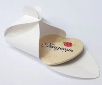 Trauzeugin-Button in Faltschachtel verpackt