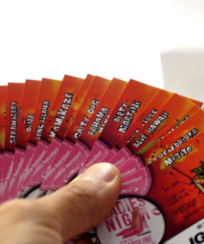 ziehe eine Aufgabenkarte mit witzigen Actionaufgaben aus unserem JGA-Kartenspiel