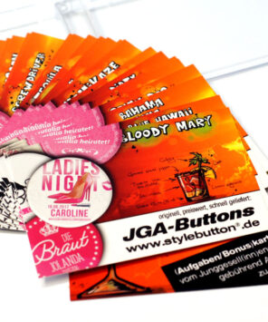 Achtung Action! Unser JGA-Spiel besteht aus Kärtchen mit Aufgaben für einen spannenden Junggesellinnenabschied