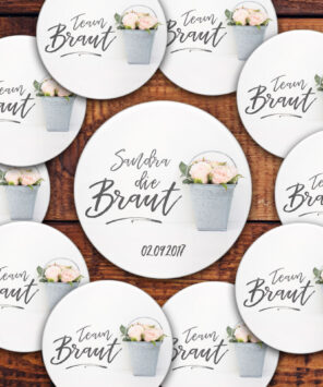 Buttonset zum Junggesellenabschied für Frauen: #31 mit Zinkeimer und lachsfarbenen Rosen