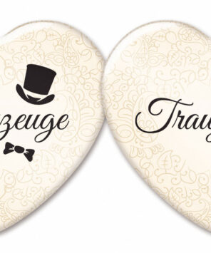 Zwei Buttons in Herzform mit Aufschrift Trauzeuge bzw. Trauzeugin